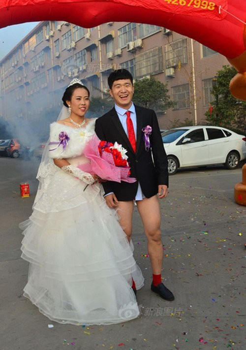 Thậm chí khi tổ chức đám cưới, chú rể chỉ được trả lại "thân trên", còn quần vẫn bị bạn bè "tịch thu" không trả lại. Được biết, hôm đó nhiệt độ ngoài trời chỉ 9 độ C nhưng không khí đám cưới lại vô cùng náo nhiệt. Rất nhiều người vây quanh đám cưới để xem, vỗ tay, hò hét và chúc mừng tân lang, tân nương.