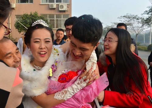 Để không bị chậm trễ giờ lành tháng tốt, chú rể đành mặc chiếc quần lót đỏ để làm nghi lễ đón dâu.