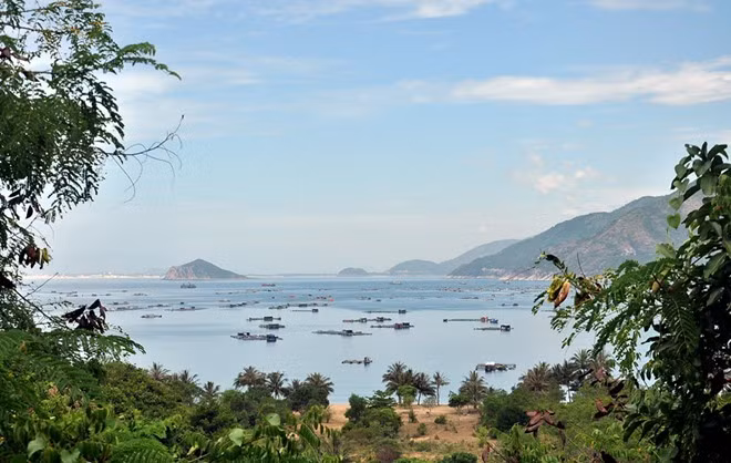 Vũng Rô: Trong cuộc kháng chiến chống Mỹ, Vũng Rô là bến đỗ của những chuyến tàu Không số chở vũ khí tiếp tế miền Nam. Bức tranh thiên nhiên đa dạng, kỳ thú, với những dãy núi hùng vĩ bao quanh cùng rất nhiều bãi biển nhỏ tuyệt đẹp trở thành điểm đến rất được yêu thích. Ảnh: Văn Tuấn.