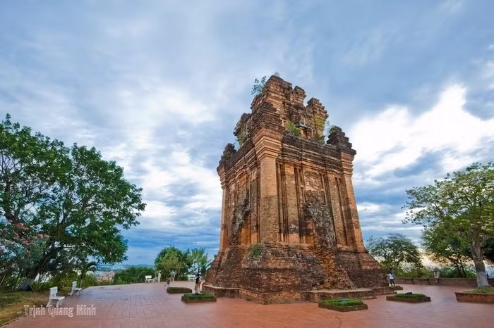 Tháp Nhạn cổ kính nằm trên đỉnh núi Nhạn, vốn nằm trong quần thể di tích tháp Chăm được xây dựng từ thế kỷ 12, với những nét kiến trúc tiêu biểu của người Chăm ở vùng đất Phú Yên xưa. Ảnh: Trịnh Quang Minh.