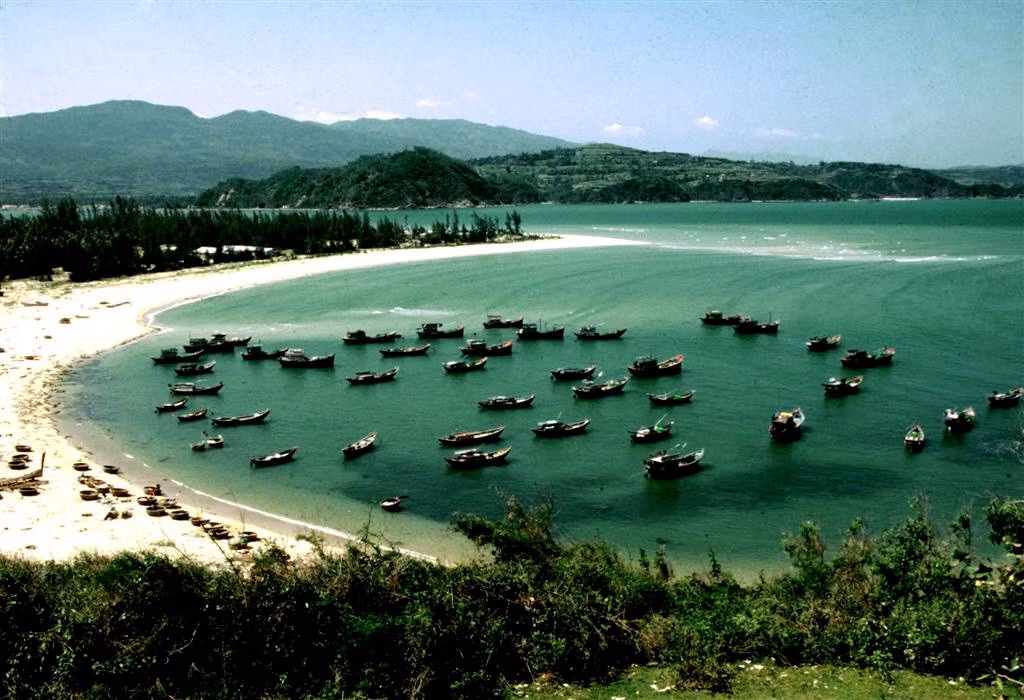 Vịnh Xuân Đài: Nằm bên quốc lộ 1A, khu vực này được tạo thành từ dãy núi Cổ Ngựa kéo dài ra biển, tạo nên bán đảo Xuân Thịnh bao bọc lấy vịnh Xuân Đài. Quang cảnh tuyệt đẹp nơi đây được ví như một bức tranh sơn thủy hữu tình, hài hòa và thơ mộng, với đầy đủ núi non hùng vĩ, những rừng dừa xanh, bãi biển cát trắng trải dài cùng làn nước trong vắt. Nhiều du khách khi lần đầu tới đây đã phải thốt lên trước vẻ đẹp xao lòng khó có thể diễn tả bằng lời. Ảnh: Lê Minh.