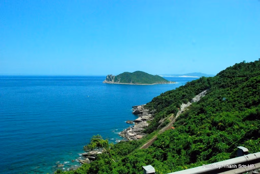 Hòn Nưa cách trung tâm thành phố Tuy Hòa 10 km. Bãi biển Long Thủy trên đảo là nơi thích hợp cho du khách tới nghỉ dưỡng, du lịch sinh thái, cùng với nhiều dịch vụ như lặn biển, lướt ván, hay các trò chơi thể thao trên biển. Người dân Long Thủy cũng rất hiền hòa hiếu khách. Ảnh: Thanh Sơn HP.