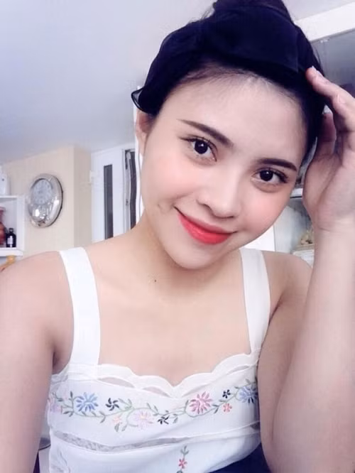 Được biết, nữ tiếp viên này đã có 5 năm kinh nghiệm làm tiếp viên hàng không, cô hiện đã có gia đình và trang cá nhân thu hút hơn 11 ngàn người theo dõi.