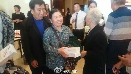 Tuy nhiên, khi những khách mời mở món quà đang được mọi người mong đợi này thì họ đã “chết lặng” vì bất ngờ.