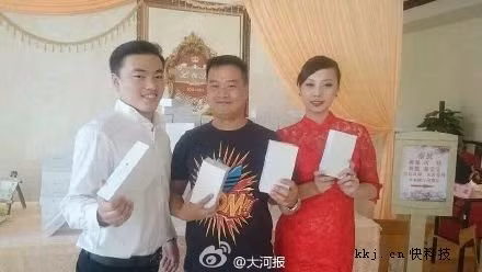 Thời gian gần đây, các cặp đôi uyên ương Trung Quốc thích thú với việc lựa chọn tổ chức đám cưới vào những ngày lễ nhằm lấy đó làm ngày kỷ niệm hạnh phúc trong đời. Đặc biệt, các cặp đôi ưa thích nhất là ngày Quốc khánh.