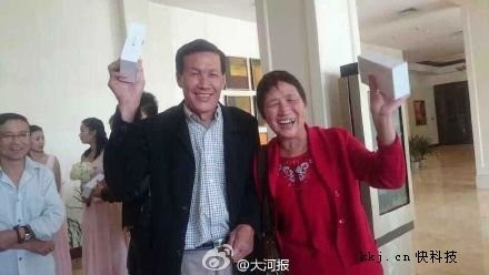 Sau đám cưới, cặp đôi này đã tặng cho mỗi khách mời một hộp đựng chiếc iPhone 6 plus sang trọng khiến ai cũng phải trầm trồ vì thích thú. Mọi người còn thi nhau chụp ảnh với cô dâu, chú rể và cả món quà đắt giá nhiều người mơ ước mà chưa có điều kiện để mua.