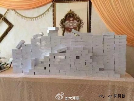 Bên trong cái vỏ hộp cộp mác iPhone 6 plus kia toàn là bánh kẹo và hạt dưa,…