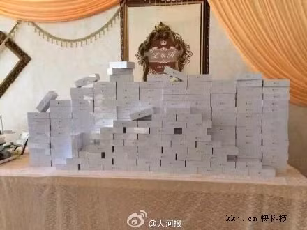 Bên trong cái vỏ hộp cộp mác iPhone 6 plus kia toàn là bánh kẹo và hạt dưa,…