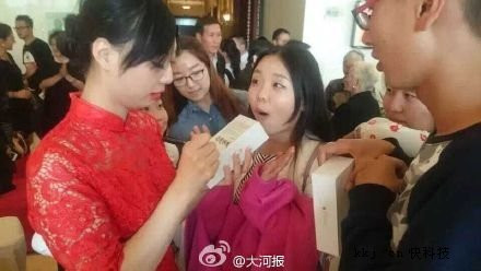 Trong ngày này (1/10) đã có không ít các đám cưới trở thành “hiện tượng mạng”. Trước đó là đám cưới của cặp đôi ở Tân Dư, Giang Tây, Trung Quốc cũng lựa chọn tổ chức đám cưới vào ngày Quốc khánh và vì là ngày lễ nên đường tắc nghẽn, cô dâu không thể đến dự lễ cưới của chính mình. Đám cưới đã nhanh chóng trở thành tâm điểm của dư luận.