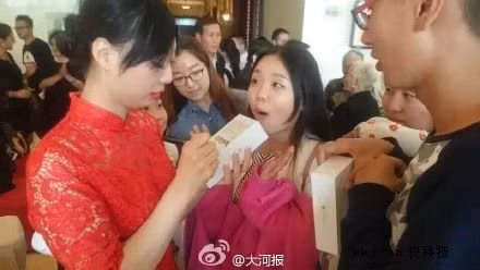 Trong ngày này (1/10) đã có không ít các đám cưới trở thành “hiện tượng mạng”. Trước đó là đám cưới của cặp đôi ở Tân Dư, Giang Tây, Trung Quốc cũng lựa chọn tổ chức đám cưới vào ngày Quốc khánh và vì là ngày lễ nên đường tắc nghẽn, cô dâu không thể đến dự lễ cưới của chính mình. Đám cưới đã nhanh chóng trở thành tâm điểm của dư luận.