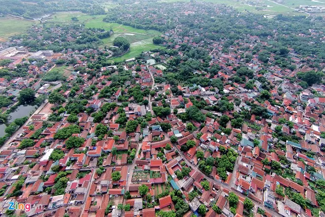  Làng cổ Đường Lâm (Sơn Tây, Hà Nội) có 956 ngôi nhà cổ, nằm ở các làng Đông Sàng, Mông Phụ và Cam Thịnh. Có nhiều ngôi nhà được xây dựng từ rất lâu đời, từ những năm 1649, 1703, 1850… đều được xây dựng bằng loại vật liệu truyền thống của xứ Đoài là đá ong, tre, gỗ xoan, nứa, gạch đất nung, ngói, đất nện, trấu, mùn cưa,… Ảnh: Hoàng Hà.