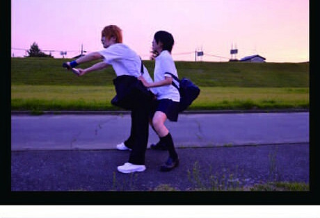 … nhưng thực ra hậu trường lại như thế này.