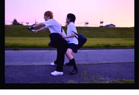 … nhưng thực ra hậu trường lại như thế này.