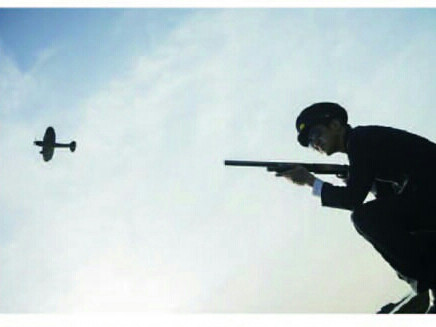 Ảnh một chiến sĩ bắn rơi máy bay…