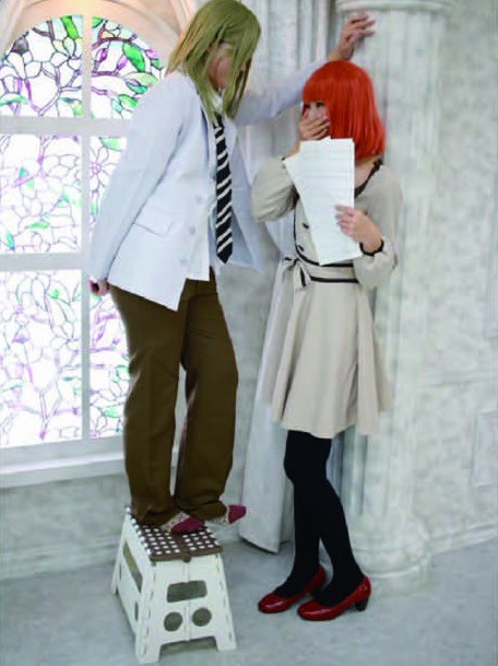 … hóa ra lại phải đứng trên ghế để có chiều cao “không tưởng”.