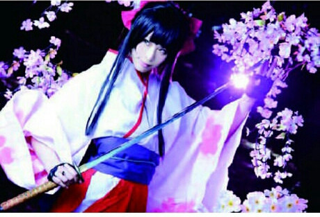 Thiếu nữ luyện kiếm bên hoa anh đào trong bức ảnh nghệ thuật…