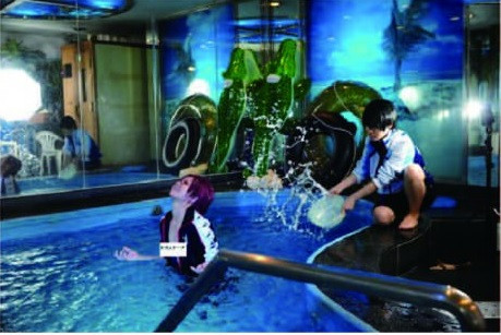 Hóa ra là cô nàng đang trong một hồ bơi nhỏ với cành dàn dựng hất nước “bá đạo”.