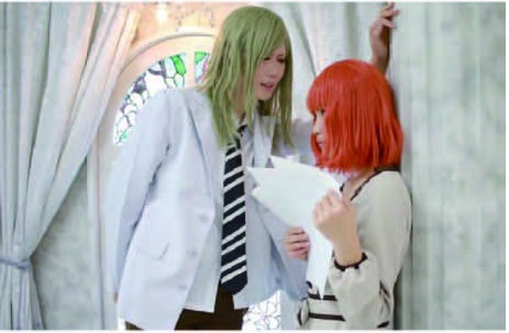 Chàng trai tóc vàng đang thầm thì bên tai người đẹp trong góc phòng…