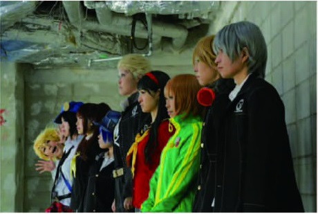 Một băng đảng đứng dàn hàng ngang chuẩn bị tiến lên…