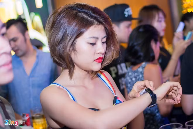 Ngọc Anh cho hay, trong mỗi show diễn, cô thường đến trước 30 phút, hoặc sớm hơn để phòng tắc đường hay có sự cố ngoài ý muốn vẫn có thể giải quyết kịp. "Mình rất ngại vấn đề chỉ vì cá nhân mà ảnh hưởng đến cả một tập thể", cô bày tỏ.