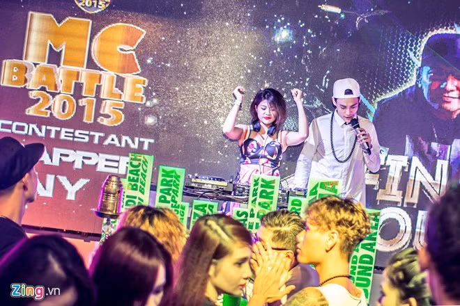 Các bạn trẻ hòa mình vào các bản mix sôi động của Ngọc Anh. Nữ DJ 9X kết thúc ngày làm việc lúc 0h. Sắp tới, Ngọc Anh có chuyến lưu diễn dài ngày tại Mỹ. Bên cạnh đó, cô cũng dự định tham gia chương trình The Remix - Hòa âm ánh sáng mùa thứ 2 (VTV3 - Đài Truyền hình Việt Nam). Ảnh: Leo.