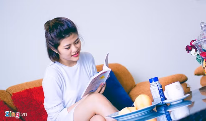 Sau 2 tiếng, DJ Ngọc Anh trở về nhà ăn trưa, nghỉ ngơi. Nhớ lại những ngày đầu vào nghề, do chưa có nhiều kinh nghiệm tác nghiệp một thân một mình, Ngọc Anh từng bị quỵt mất tiền thù lao, khoảng vài triệu đồng.