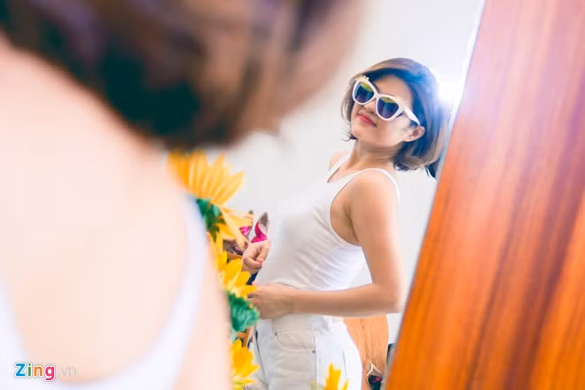 Khoảng 9h, cô thay trang phục đến studio tập nhạc. Về gu thời trang, Ngọc Anh cho hay, cô thường kết hợp áo thun với jeans ngắn cho năng động, nhằm dễ di chuyển. Còn trên sân khấu, trang phục sẽ theo tiêu chí và nội dung chương trình.