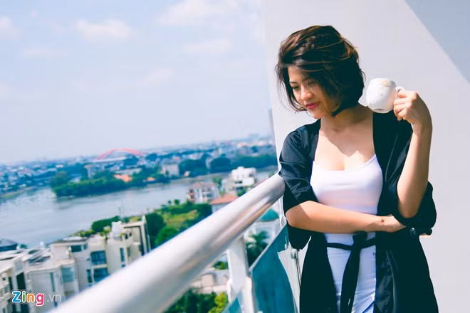 Từ chung cư, nữ DJ có thể ngắm không gian thành phố từ trên cao. Trong sự nghiệp "quay đĩa", Phan Ngọc Anh được biết đến khi chi 1 tỷ đồng làm liveshow DJ cá nhân đầu tiên tại Việt Nam, với tên gọi Ngọc trong đá. Vừa qua, cô còn làm giám khảo cuộc thi Miss DJ.