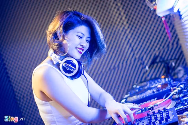 Đến phòng nhạc, cô chăm chỉ tập luyện các bản mix để chuẩn bị đi diễn vào buổi tối.