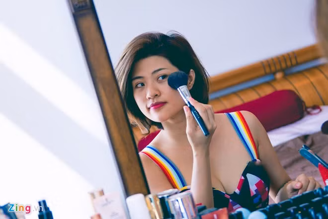 17h, Ngọc Anh chuẩn bị trang phục, tự make up cho show diễn buổi tối ở một tụ điểm giải trí tại Sài Gòn.