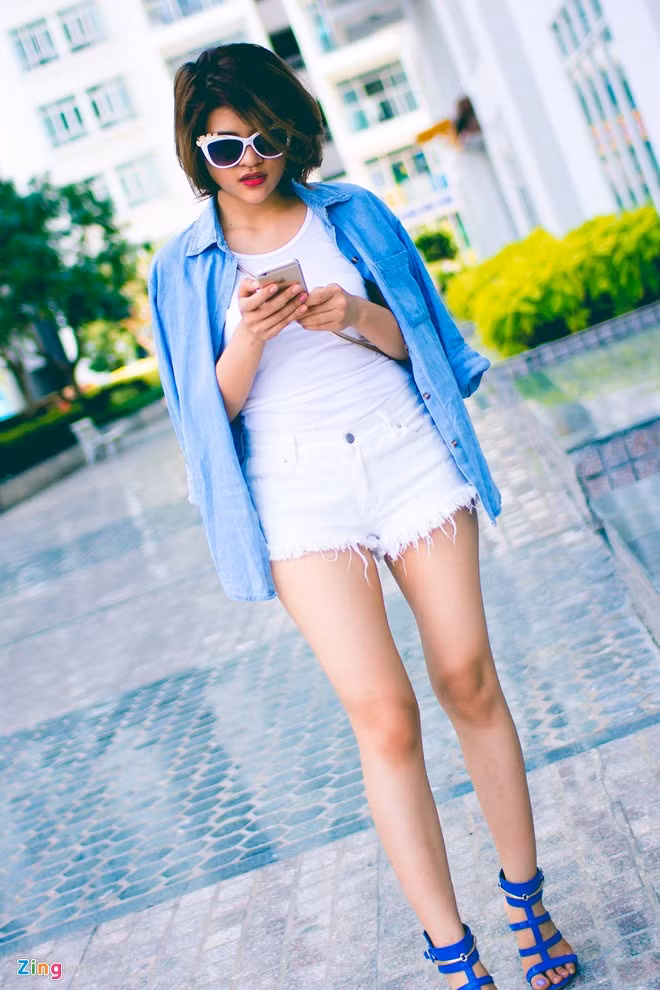 Mới đây, DJ quê Quảng Bình công khai tình cảm với cựu cầu thủ Nguyễn Việt Thắng (sinh năm 1981). Ngọc Anh cho biết: "Tôi và Việt Thắng chính thức yêu nhau hơn 1 tháng và rất hạnh phúc với cuộc tình này". Đây cũng là lần đầu tiên cô công khai người yêu với bạn bè, người thân.