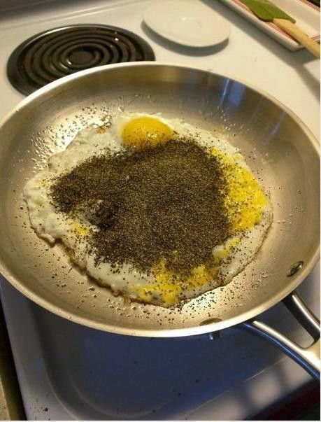 Tuột tay mất ngay đĩa trứng.