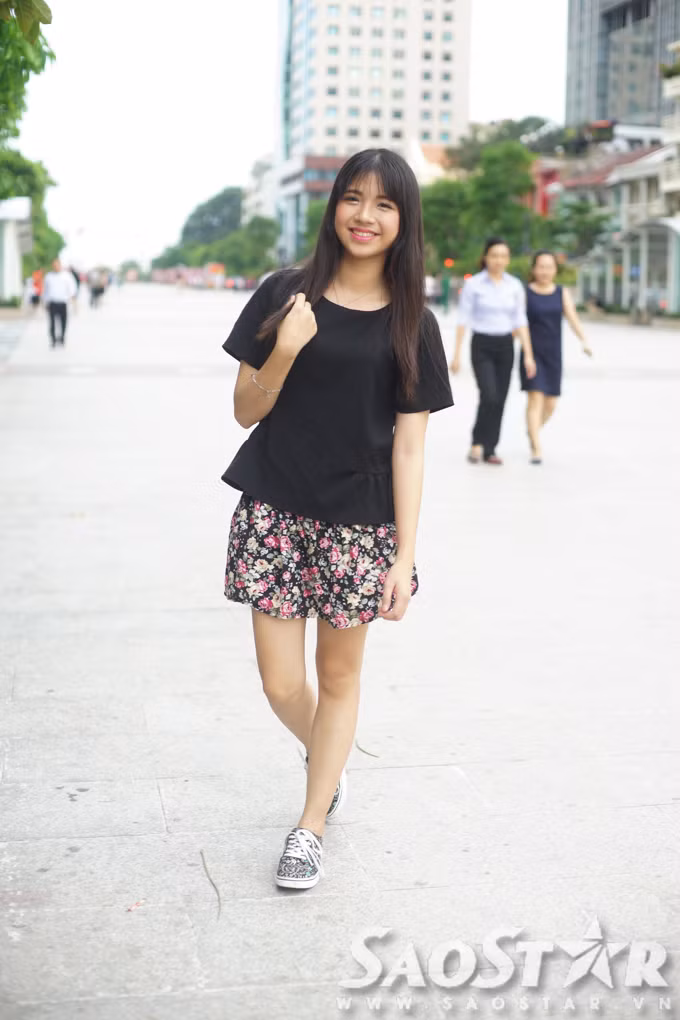 Nói về câu chuyện đời của mình, Lan Thy cho biết: “Từ nhỏ Thy đã được lớn lên trong sự yêu thương của bố mẹ, sức khỏe hoàn toàn bình thường và vẫn đến trường như bao bạn bè khác. Đến năm lên lớp 4, câu chuyện của 3 đứa trẻ được TTTON đầu tiên ở Việt Nam được báo đài nhắc lại, Thy bị bạn bè trêu chọc là “người giả”, “người nhân tạo”, “tinh trùng khuyết tật”, nhiều bạn bè còn bảo Thy không phải là con của bố mẹ nên bản thân mình đã rất buồn. Những câu trêu chọc của các bạn nhiều lần khiến mình bật khóc vì tủi thân.