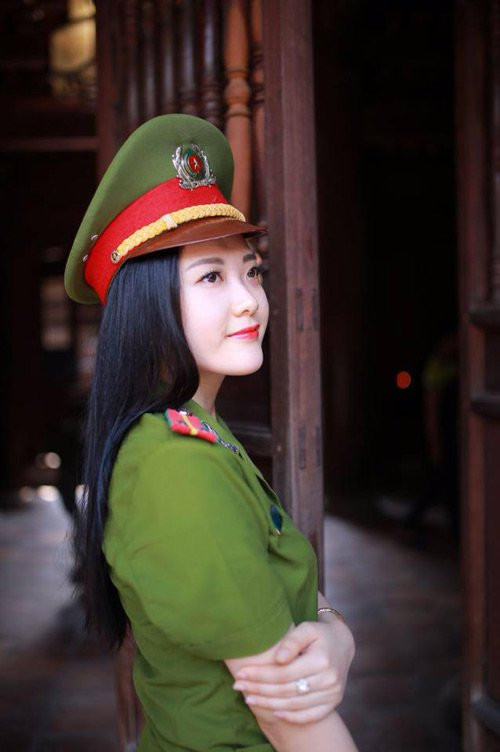 Nu canh sat xu Nghe xinh dep voi thanh tich dang ne