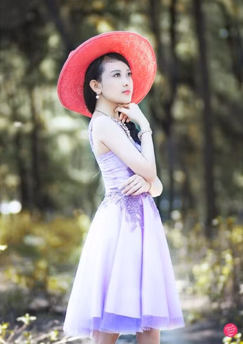 Tốt nghiệp trường Trung cấp cảnh sát nhân dân, hành trang của cô nàng 9X là tấm bằng giỏi, 10 tấm bằng khen ở nhiều hoạt động khác nhau cùng khối kiến thức chuyên môn và tinh thần kỷ luật cao.