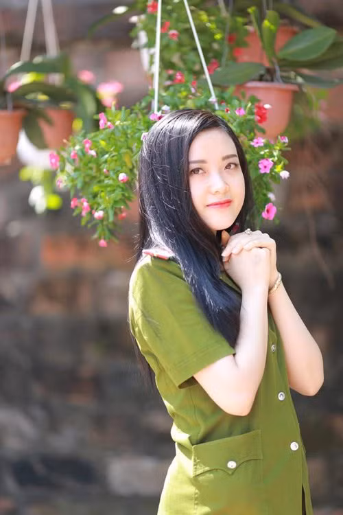 Trong bộ cảnh phục, nữ cảnh sát 9X vừa mang nét đẹp dịu dàng, vừa có vẻ chững chạc.