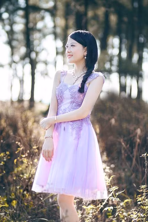 Được cử về công tác tại đội hành chính công an thị xã Cửa Lò, tỉnh Nghệ An, Tú Anh tiếp tục gây ấn tượng mạnh bởi sự năng động, nhiệt tình của mình. Cô nàng được đề cử làm phó bí thư chi đoàn, phụ trách mảng văn nghệ.