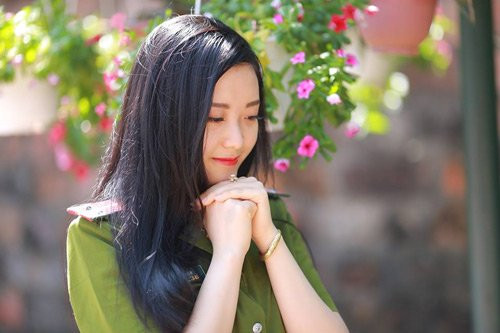  Nữ cảnh sát xứ Nghệ xinh đẹp đó là Võ Thị Tú Anh (sinh năm 1992, quê Nam Đàn, Nghệ An) hiện đang công tác tại đội quản lý hành chính công an thị xã Cửa Lò, tỉnh nghệ An.