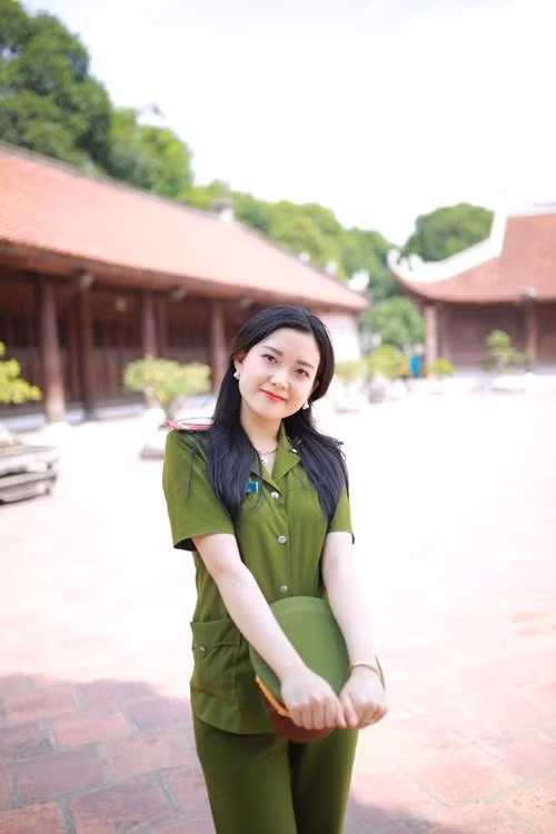 Tú Anh sở hữu thân hình khá chuẩn với chiều cao 1,63m. Cô nàng gây ấn tượng với làn da trắng, khuôn mặt bầu bĩnh, các đường nét thanh thoát và nụ cười tỏa nắng.