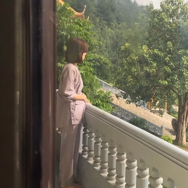 Về phía Mạc Hồng Quân, sau khi bị chỉ trích chia tay bạn gái khi đã mang bầu 4 tháng, anh lên tiếng khẳng định sẽ chịu trách nhiệm về Ly Kute và cái thai trong bụng. Tuy nhiên, cho đến thời điểm này, Mạc Hồng Quân vẫn chưa có động tĩnh gì.