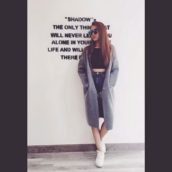 Ngay khi hình ảnh được chia sẻ, tuyển thủ Việt kiều đã lên tiếng khẳng định anh và cô gái trẻ chỉ là bạn bè. Việc anh bị thương và bạn bè cầm giúp nhau đồ là chuyện rất bình thường.