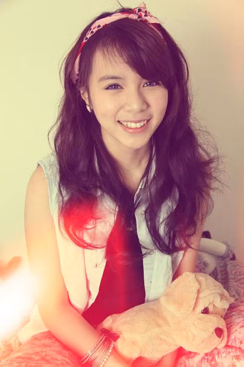 Vũ Đào Tuyết Nhung, sinh năm 1995, du học trường University of Ottawa, Canada. Trong thời gian học tập xa nhà, cô nàng luôn là thành viên tích cực của hội sinh viên Việt Nam tại Ottawa.