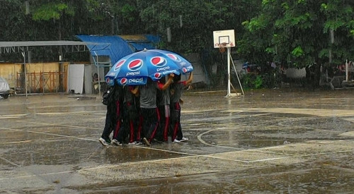 Mới đây, trên Fanpage lớn dành cho giới trẻ chia sẻ những hình ảnh các bạn học sinh sử dụng "ô thần" của hàng trà đá...