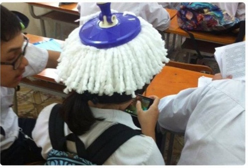 ... hay dùng chổi lau nhà đội lên đầu khiến nhiều người xem cười nghiêm ngả.