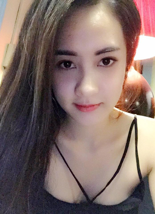 Hiện tại, cuộc sống của cô rất hạnh phúc bên gia đình và những người yêu thương. "Bố mẹ luôn là người bạn đồng hành, ủng hộ mọi quyết định trong cuộc sống của tôi. Tôi hài lòng với cuộc sống hiện tại", cô nữ sinh 9X bộc bạch.