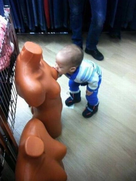 Bé thèm sữa mẹ.