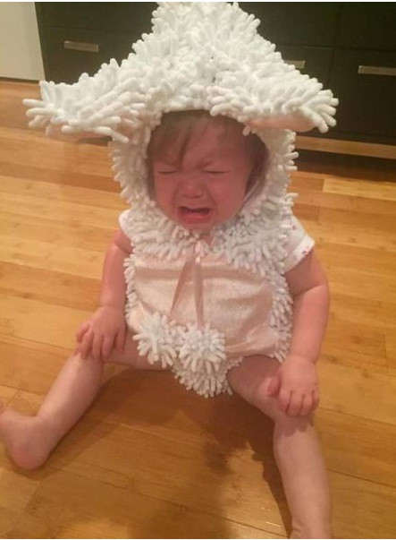 Con không muốn mặc "cái giẻ lau nhà" này đâu!