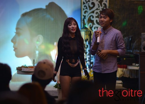 Hot boy Sơn Paris xuất hiện trong vai trò MC của bữa tiệc.