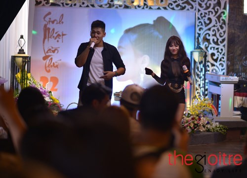 Đón nhận tình cảm của người thân và fan hâm mộ, Linh Miu đã thể hiện một loạt ca khúc của mình với những màn vũ đạo nóng bỏng.