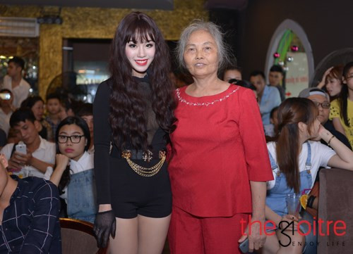 Hot girl không giấu khỏi sự xúc động khi bà ngoại của Linh Miu dù đau chân nhưng vẫn đến chúc mừng sinh nhật mình.